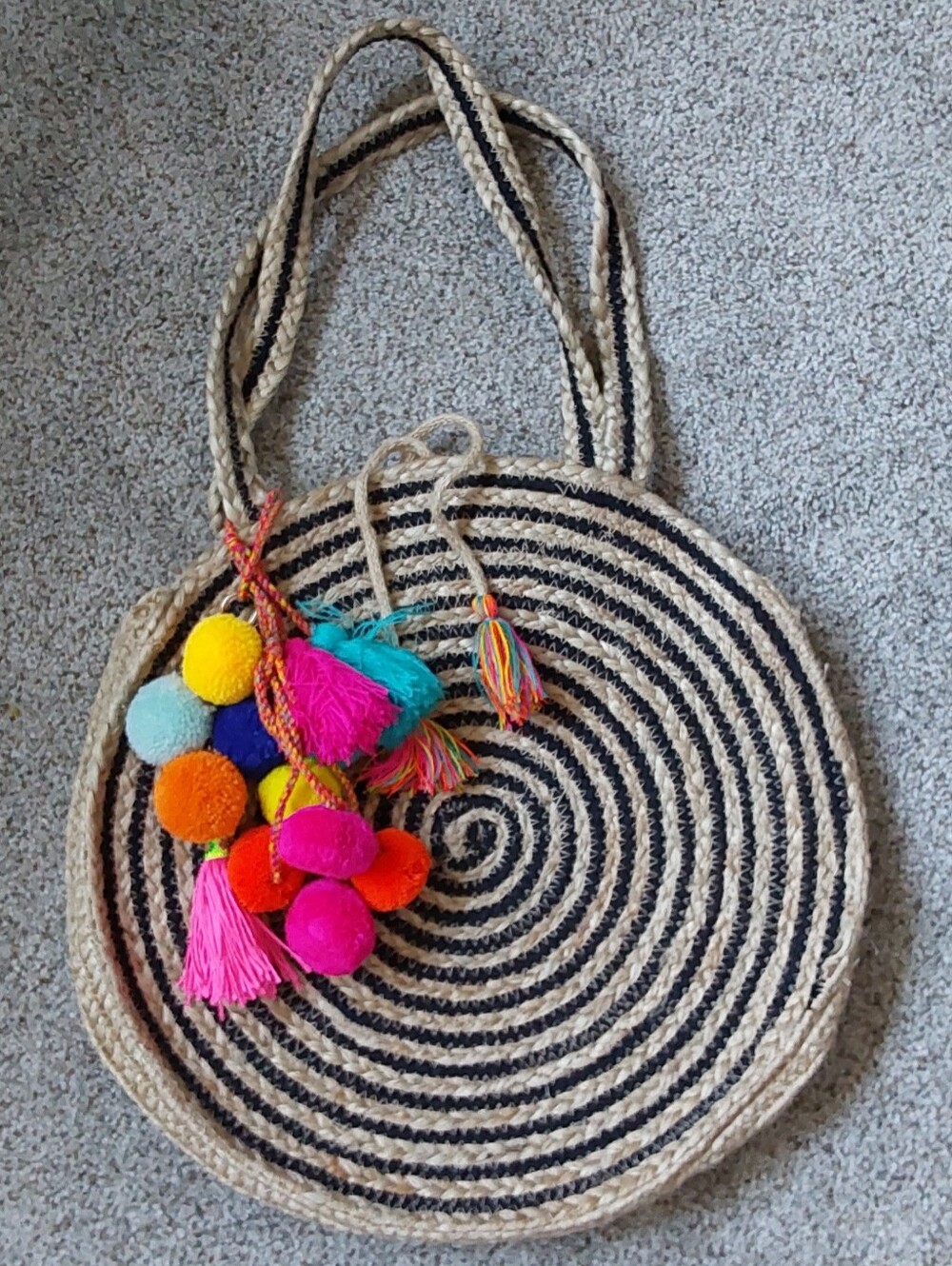 NEW NATURAL AND BLACK HANDWOVEN LARGE ROUND JUTE BAG WTH POMPOM/TASSELS - Picture 3 of 8